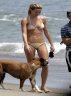  pas_gisele_bundchen_bikini_on_malibu_beach_072606_06.jpg 